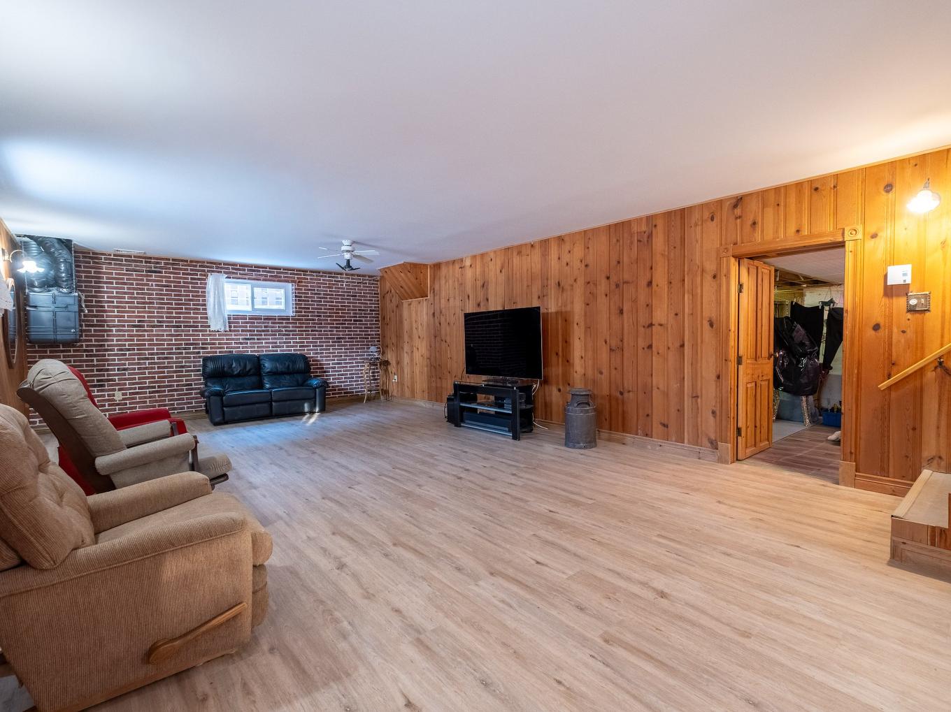 Salle familiale - 656 Rue Pagé, Contrecoeur, QC - Indoor Photo Showing Living Room With Fireplace