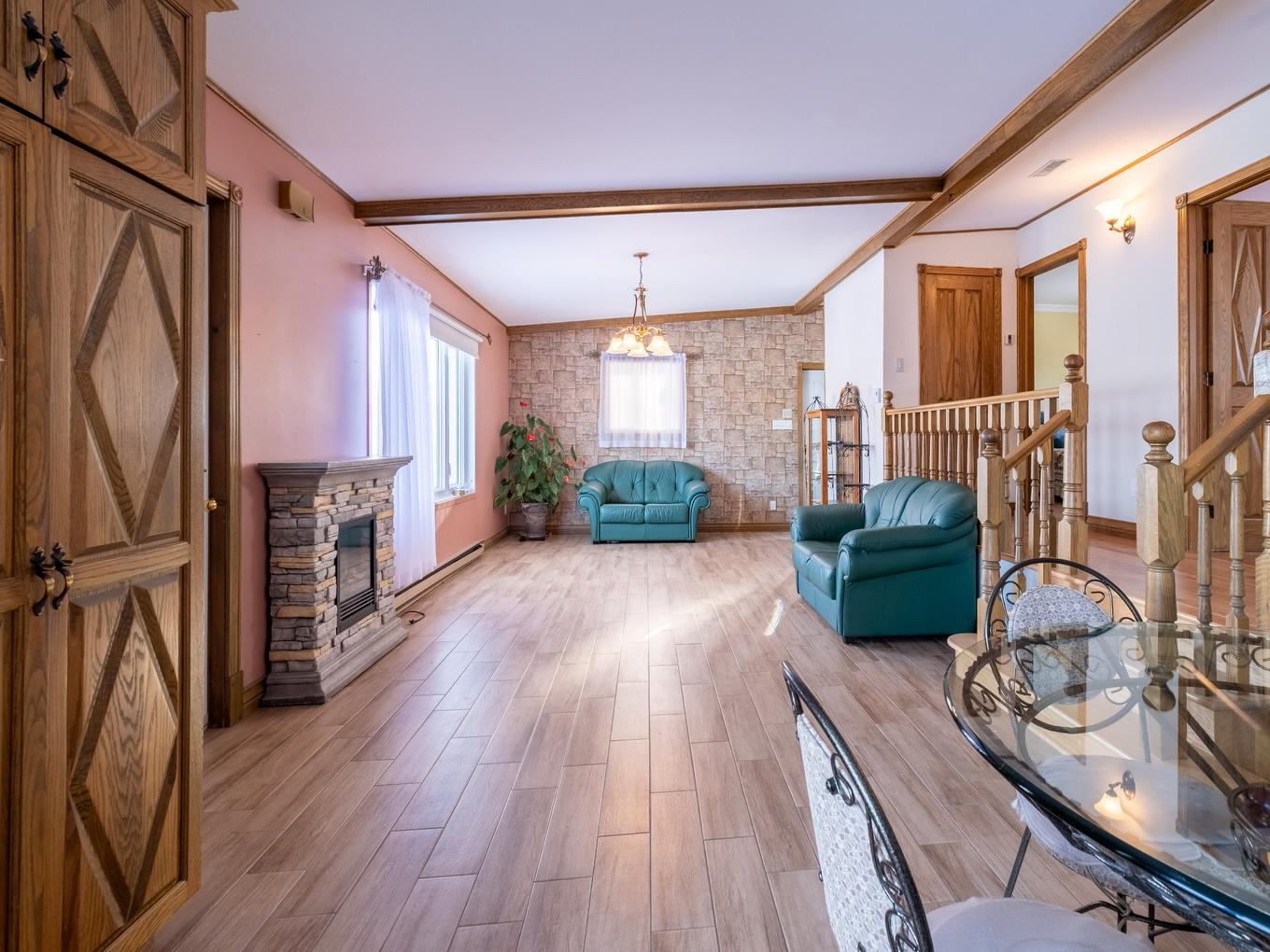 Vue d'ensemble - 656 Rue Pagé, Contrecoeur, QC - Indoor Photo Showing Living Room With Fireplace
