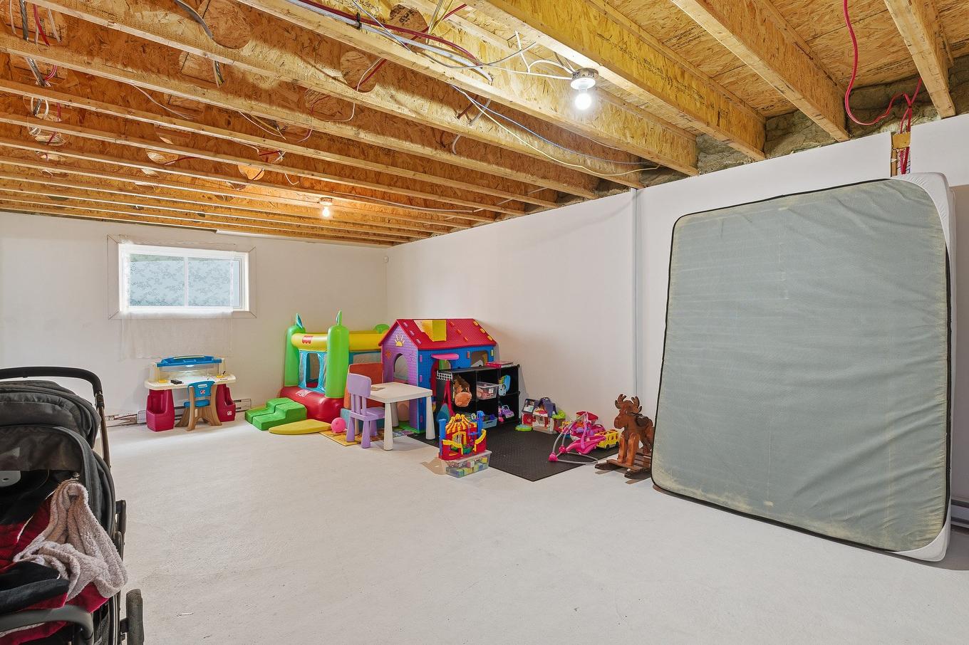 Salle familiale - 1076 Rue Des Huards, Sainte-Agathe-Des-Monts, QC - Indoor Photo Showing Basement