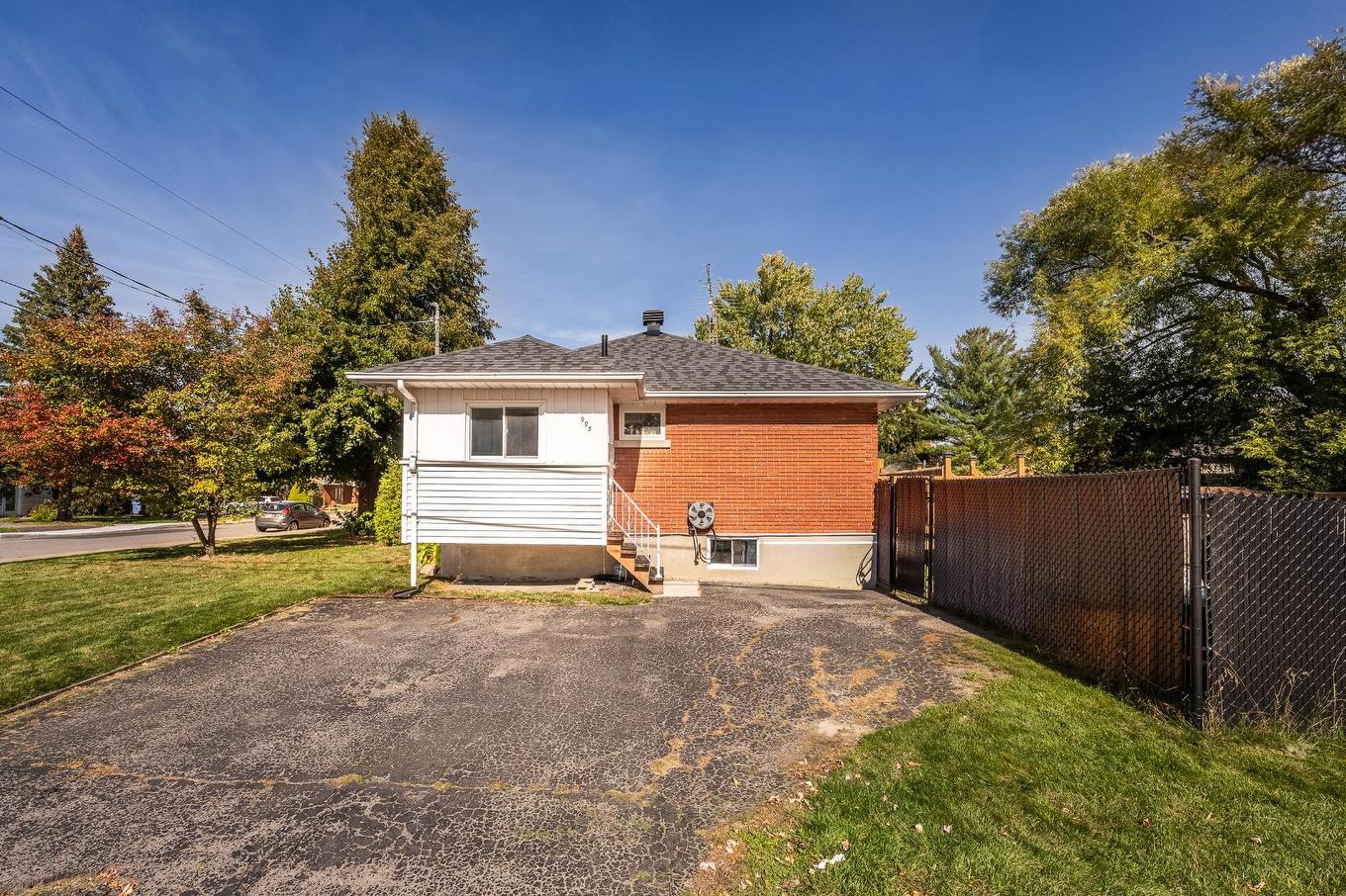 Stationnement - 995 Rue Coderre, Longueuil (Saint-Hubert), QC - Outdoor