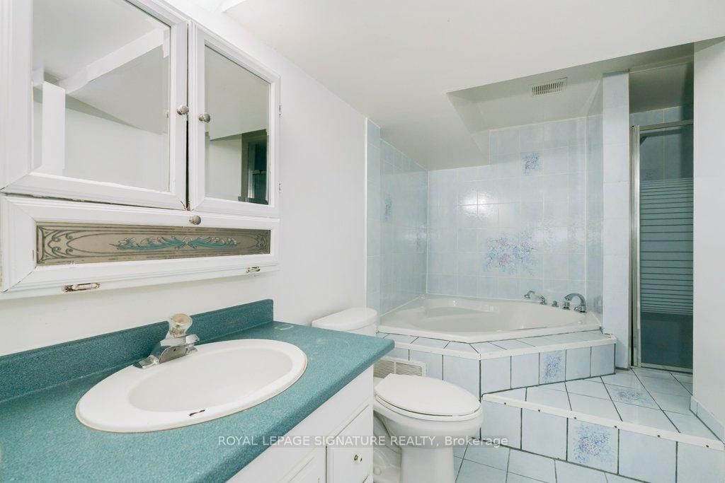 21 Prestbury Street, Toronto, ON - Indoor Photo Showing Bathroom