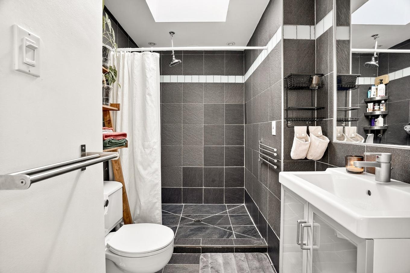 Salle de bains - 1199 Rue Dorion, Montréal (Ville-Marie), QC - Indoor Photo Showing Bathroom