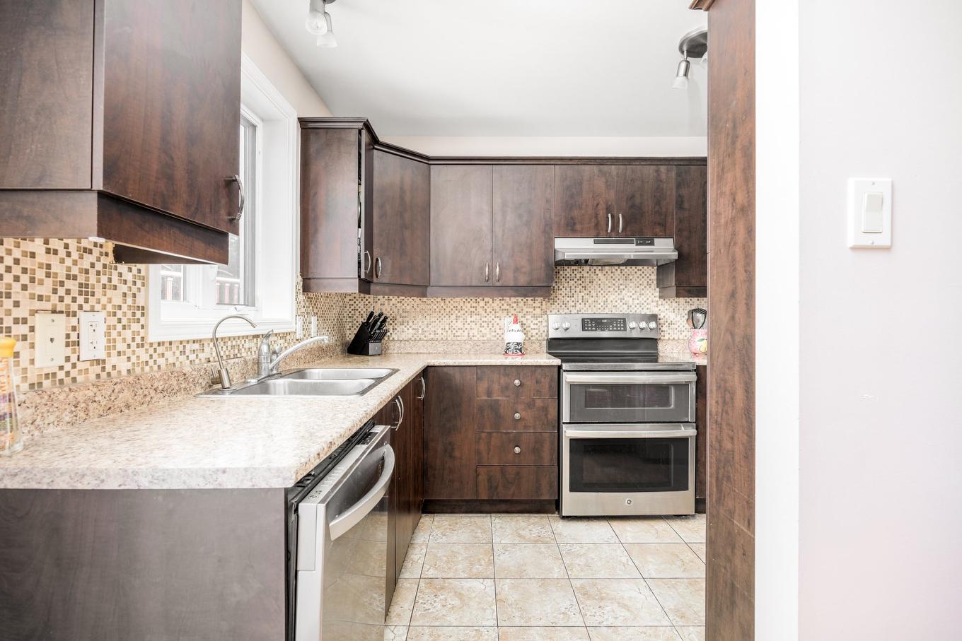 Kitchen - 1017 Av. Marier, Vaudreuil-Dorion, QC - Indoor Photo Showing Kitchen With Double Sink