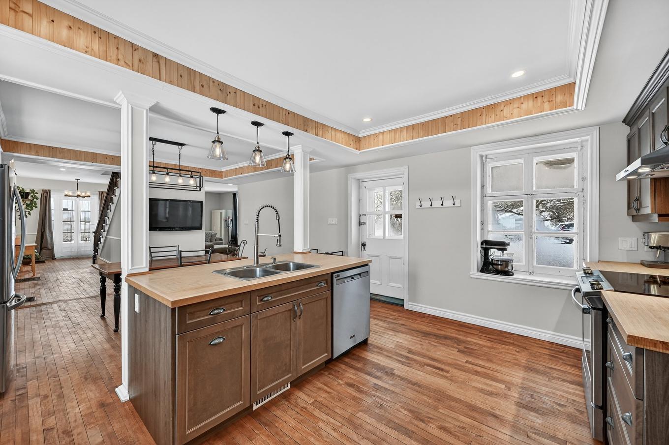 Cuisine - 465 Rue Principale, Saint-Paul-De-L'Île-Aux-Noix, QC - Indoor Photo Showing Kitchen With Double Sink