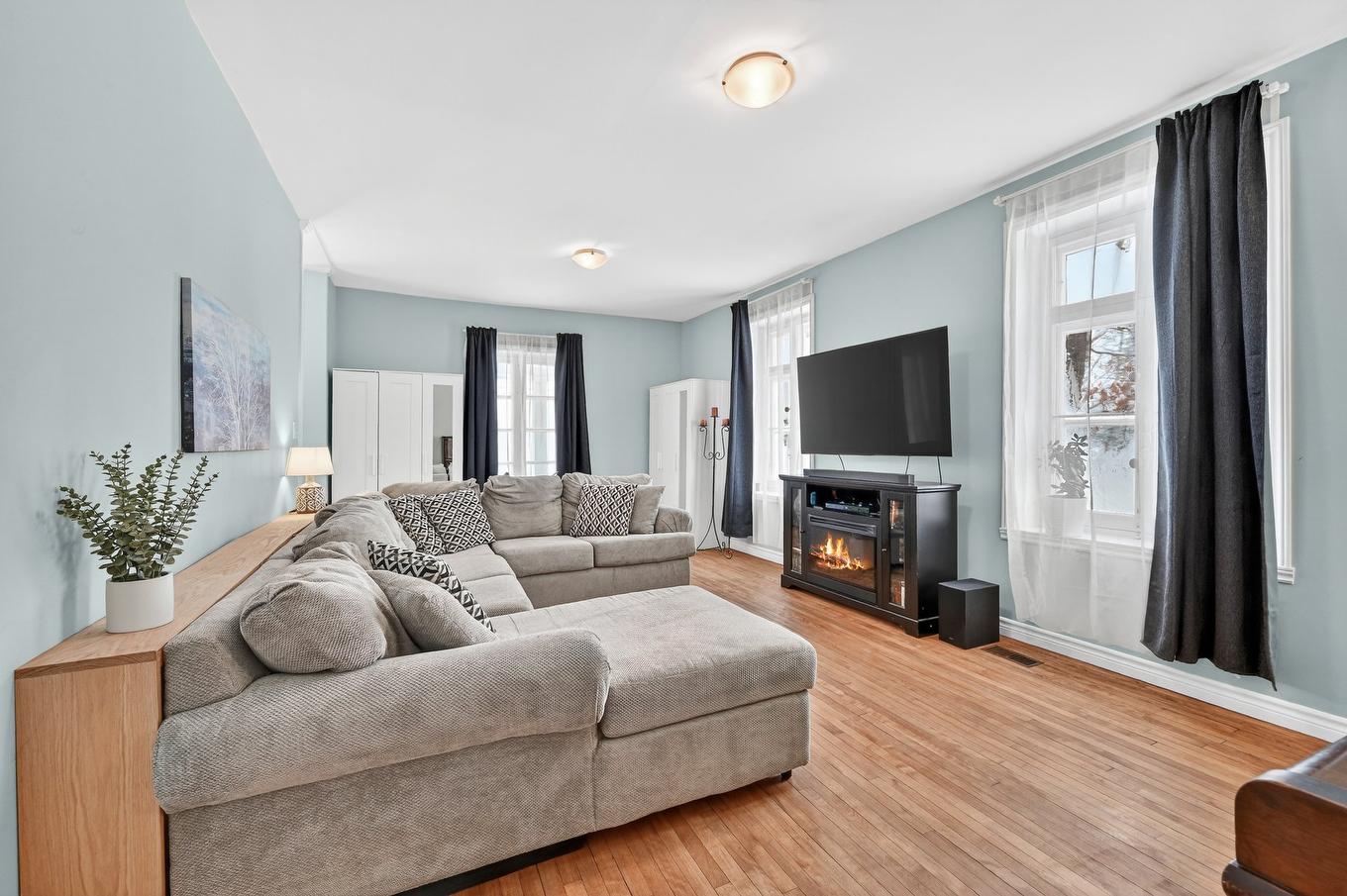 Salon - 465 Rue Principale, Saint-Paul-De-L'Île-Aux-Noix, QC - Indoor Photo Showing Living Room With Fireplace