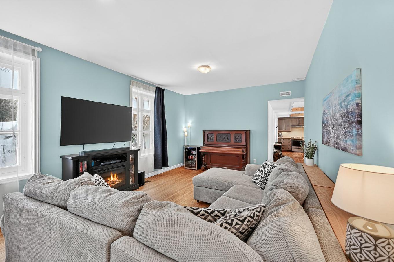 Salon - 465 Rue Principale, Saint-Paul-De-L'Île-Aux-Noix, QC - Indoor Photo Showing Living Room