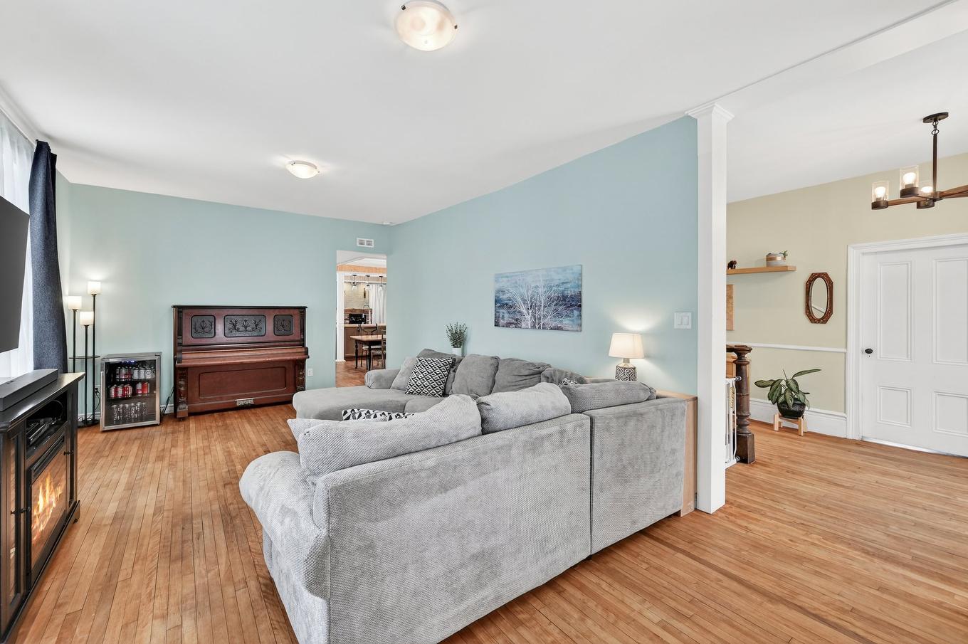 Salon - 465 Rue Principale, Saint-Paul-De-L'Île-Aux-Noix, QC - Indoor Photo Showing Living Room