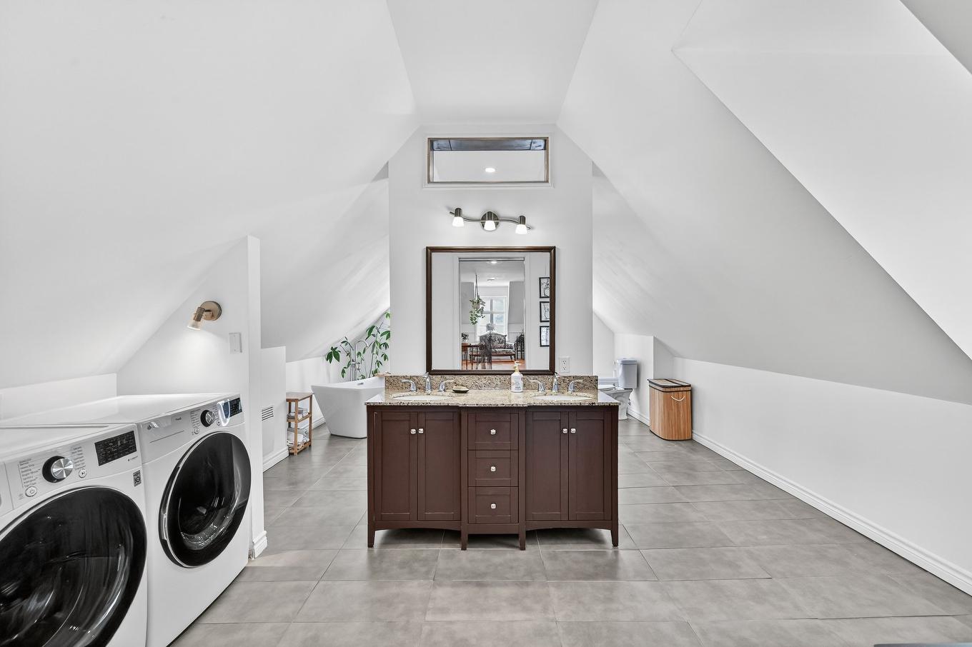 Salle de bains - 465 Rue Principale, Saint-Paul-De-L'Île-Aux-Noix, QC - Indoor Photo Showing Laundry Room
