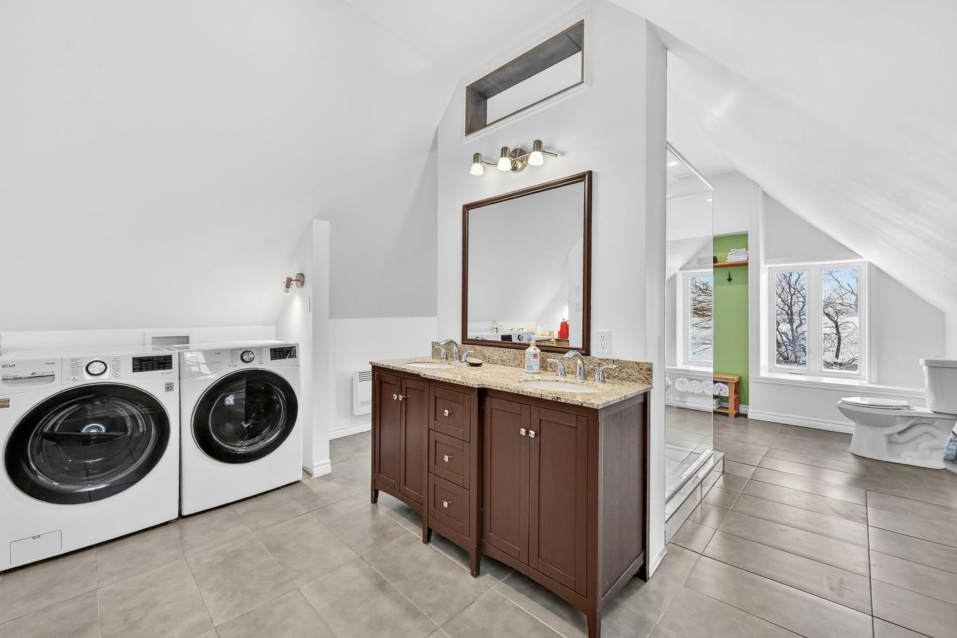 Salle de bains - 465 Rue Principale, Saint-Paul-De-L'Île-Aux-Noix, QC - Indoor Photo Showing Laundry Room