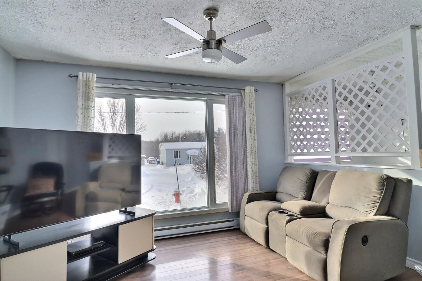 Salon - 242 Av. Kirouac, Taschereau, QC - Indoor Photo Showing Other Room