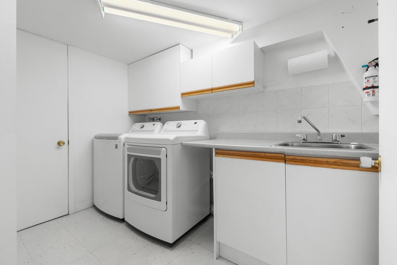 Salle de lavage - 270 Rue Des Jonquilles, Lévis (Les Chutes-De-La-Chaudière-Ouest), QC - Indoor Photo Showing Laundry Room