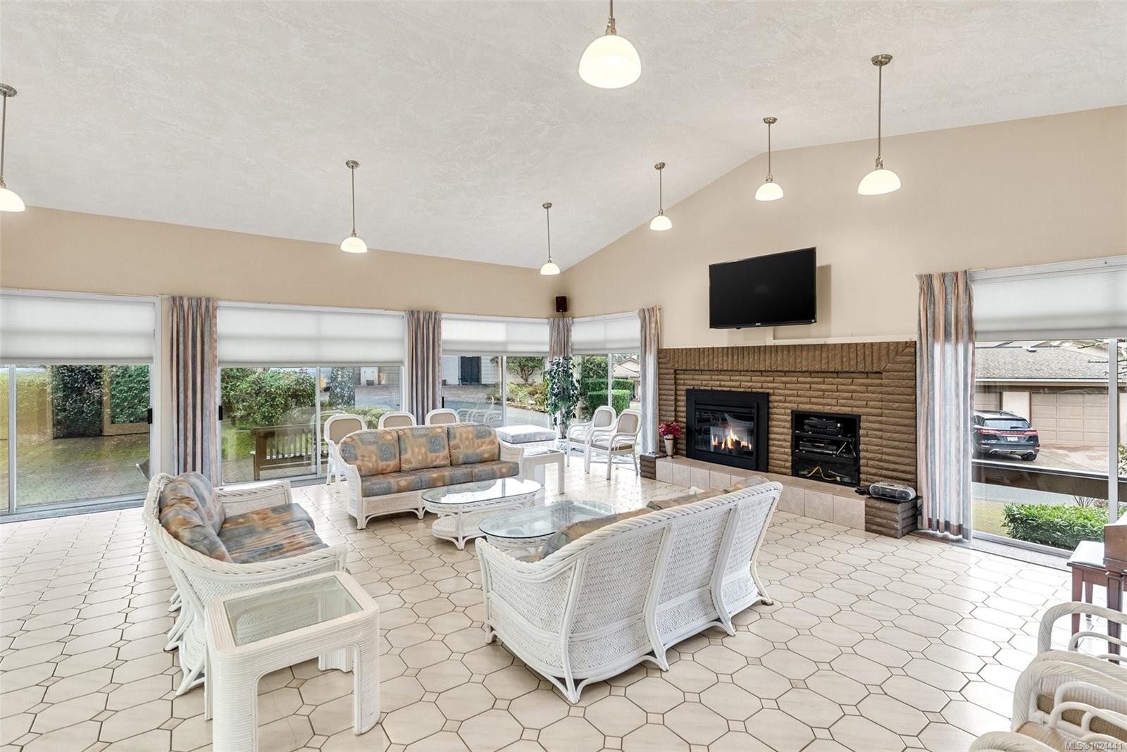 22-901 Kentwood Lane, Saanich, BC