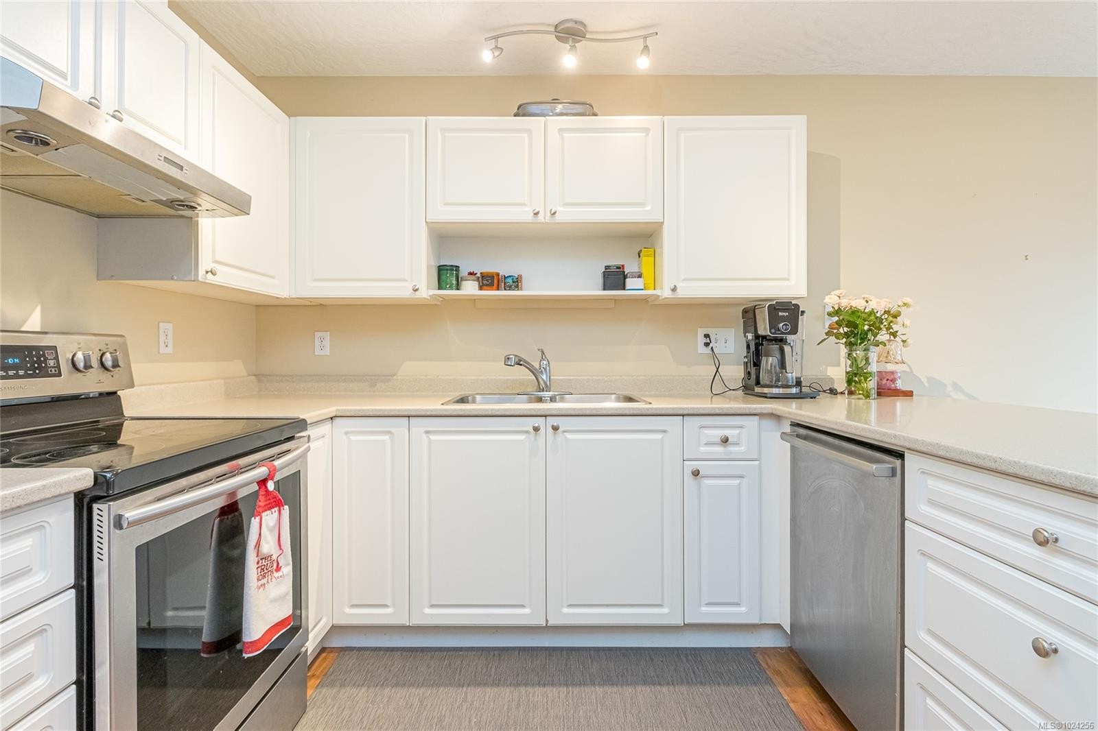 303-321 Mckinstry Rd, Duncan, BC - Indoor Photo Showing Kitchen With Double Sink