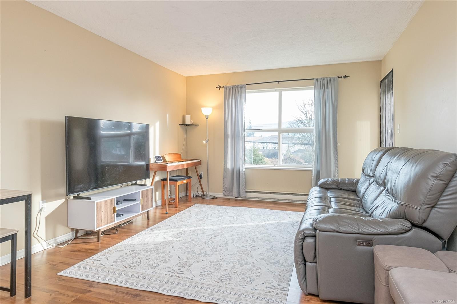 303-321 Mckinstry Rd, Duncan, BC - Indoor Photo Showing Living Room