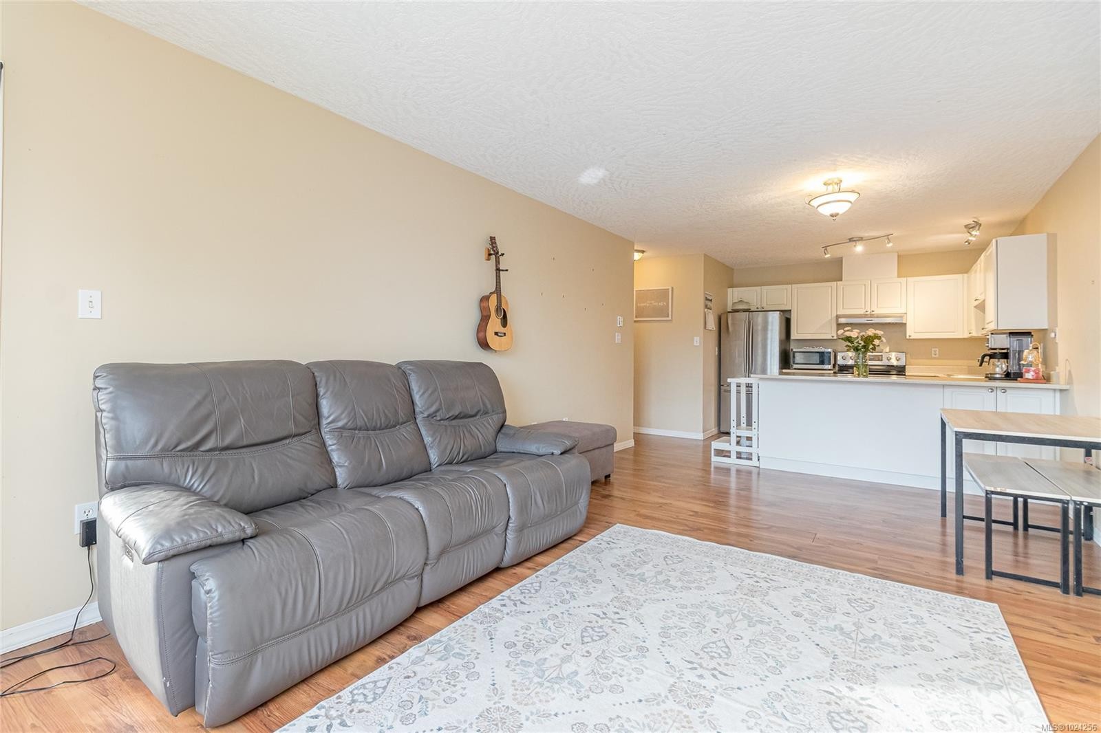 303-321 Mckinstry Rd, Duncan, BC - Indoor Photo Showing Living Room