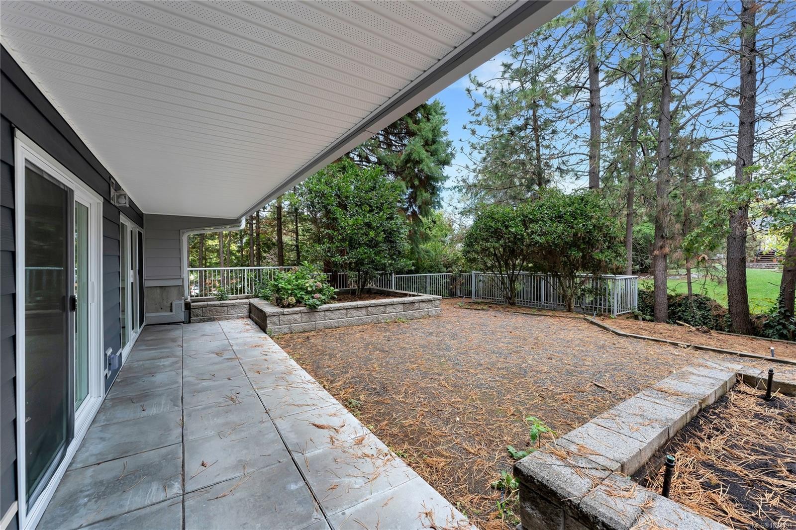 105-3277 Quadra St, Saanich, BC - Outdoor