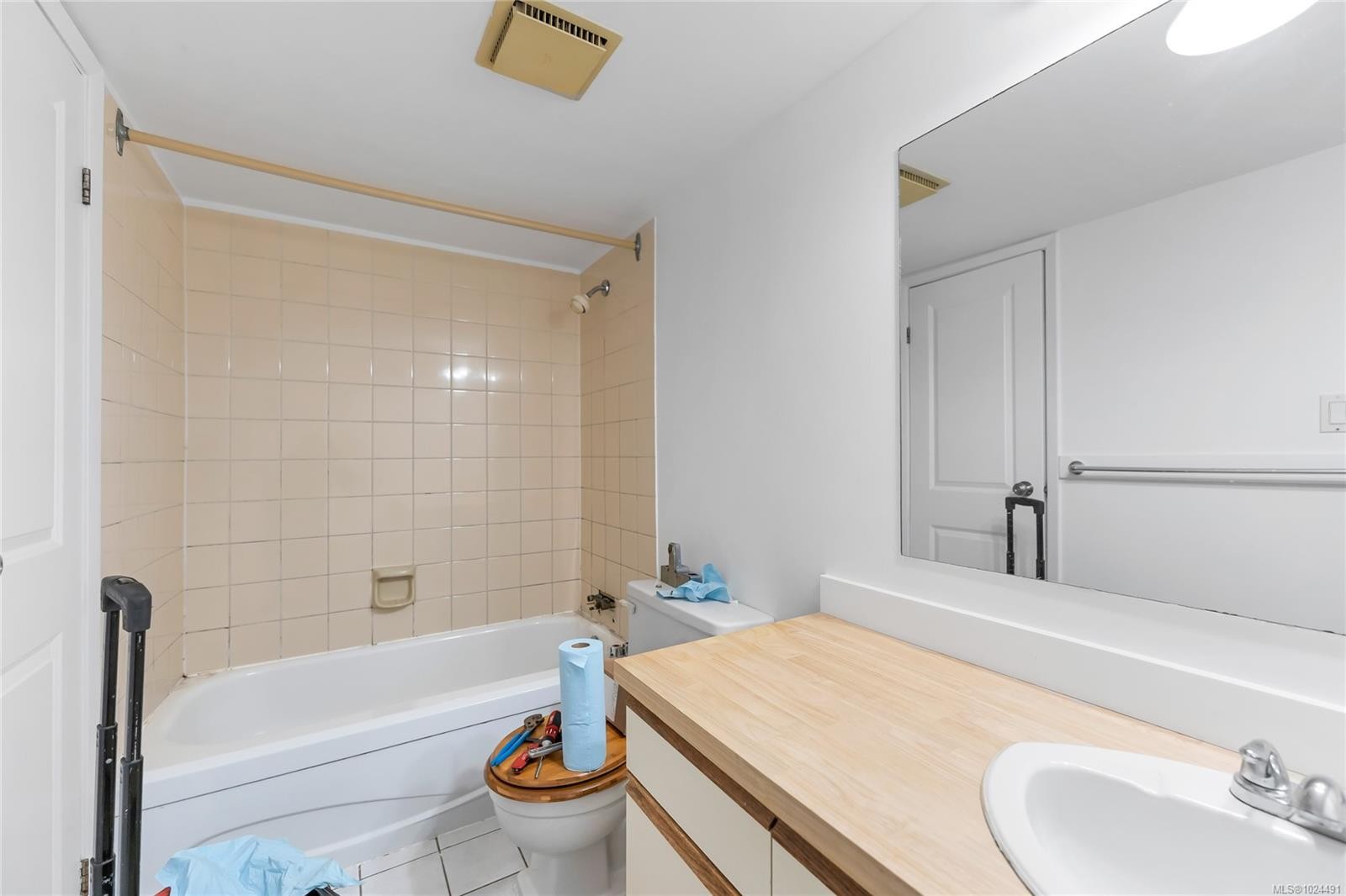 105-3277 Quadra St, Saanich, BC - Indoor Photo Showing Bathroom