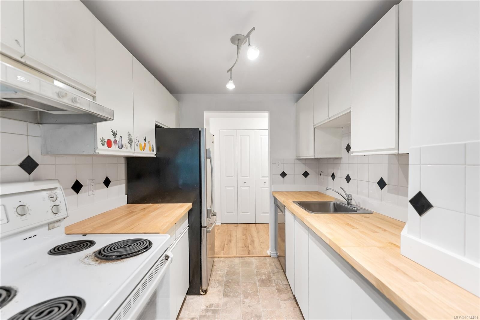 105-3277 Quadra St, Saanich, BC - Indoor Photo Showing Kitchen