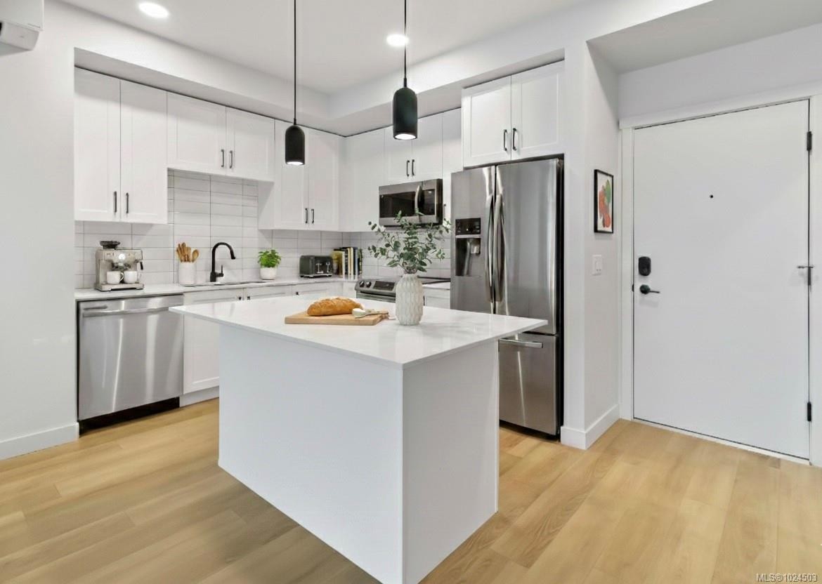 206-2469 Gateway Rd, Langford, BC - Indoor Photo Showing Kitchen With Stainless Steel Kitchen With Upgraded Kitchen