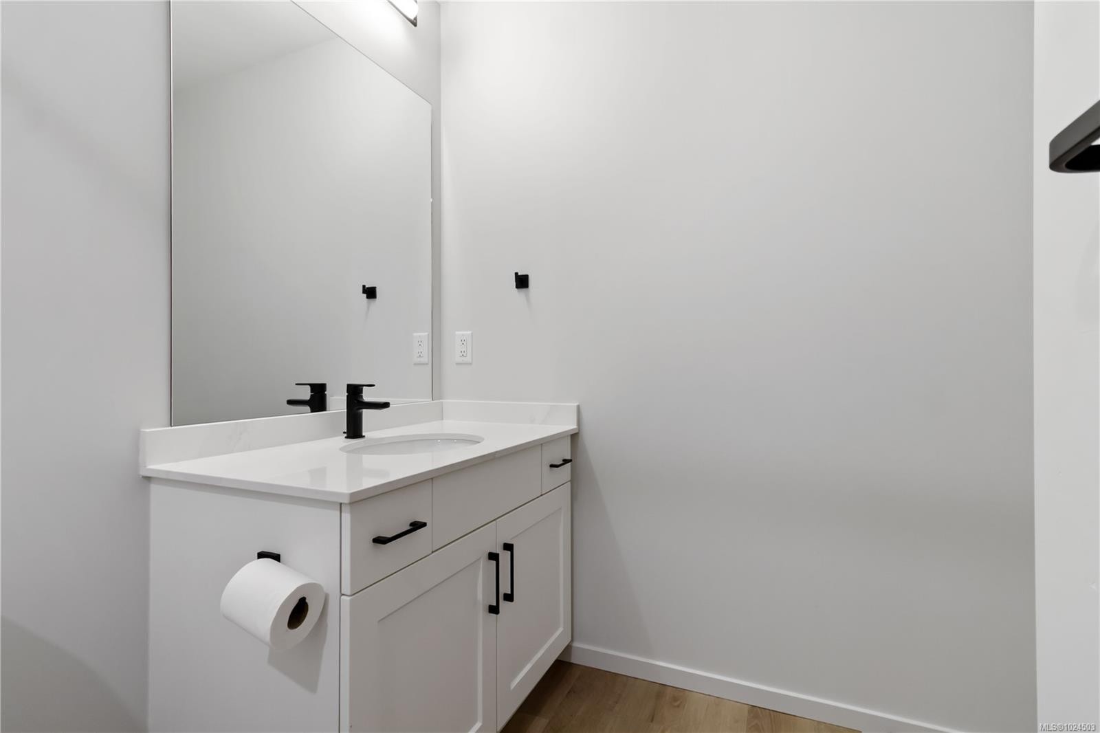 206-2469 Gateway Rd, Langford, BC - Indoor Photo Showing Bathroom