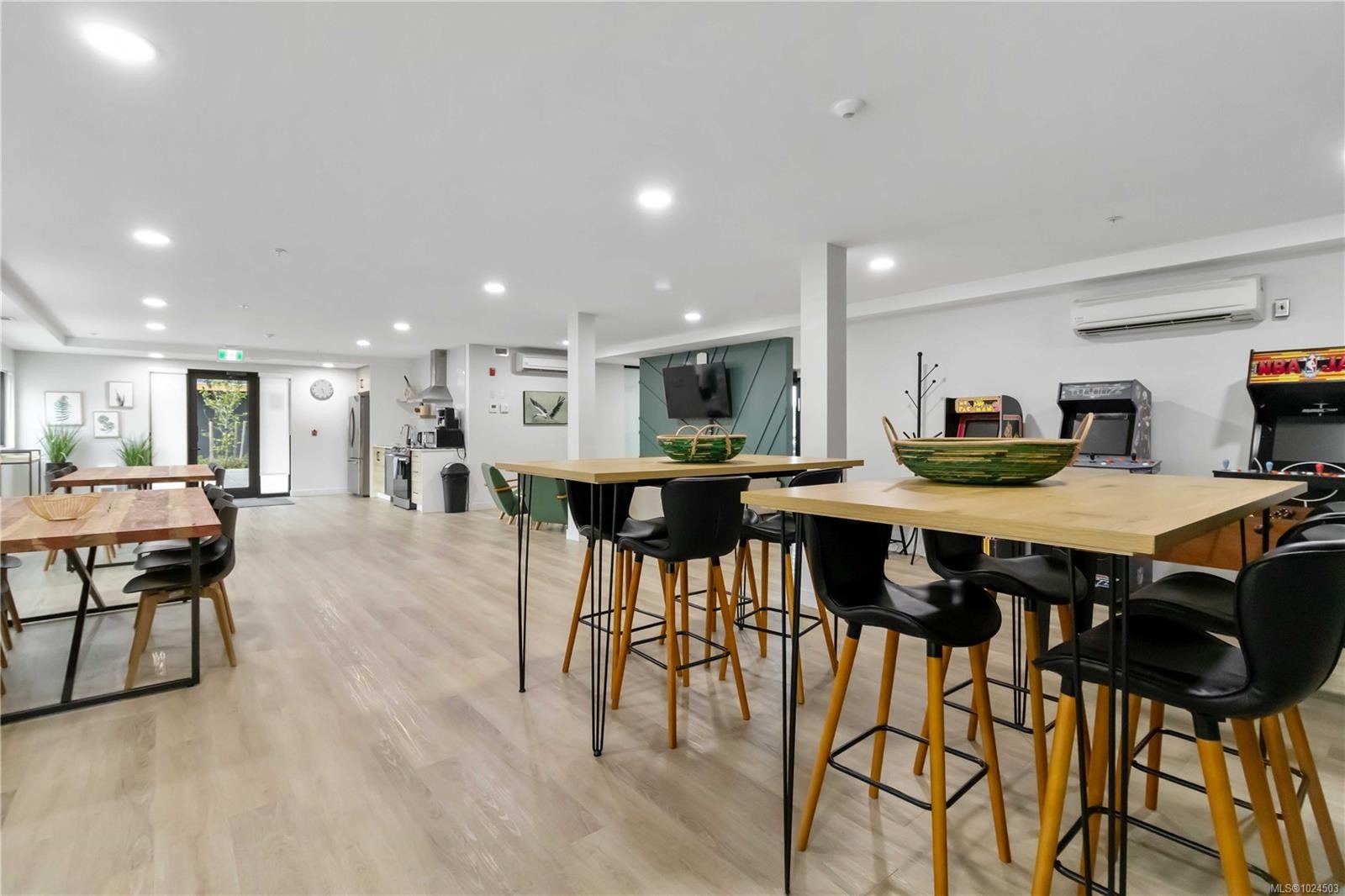 206-2469 Gateway Rd, Langford, BC - Indoor Photo Showing Dining Room