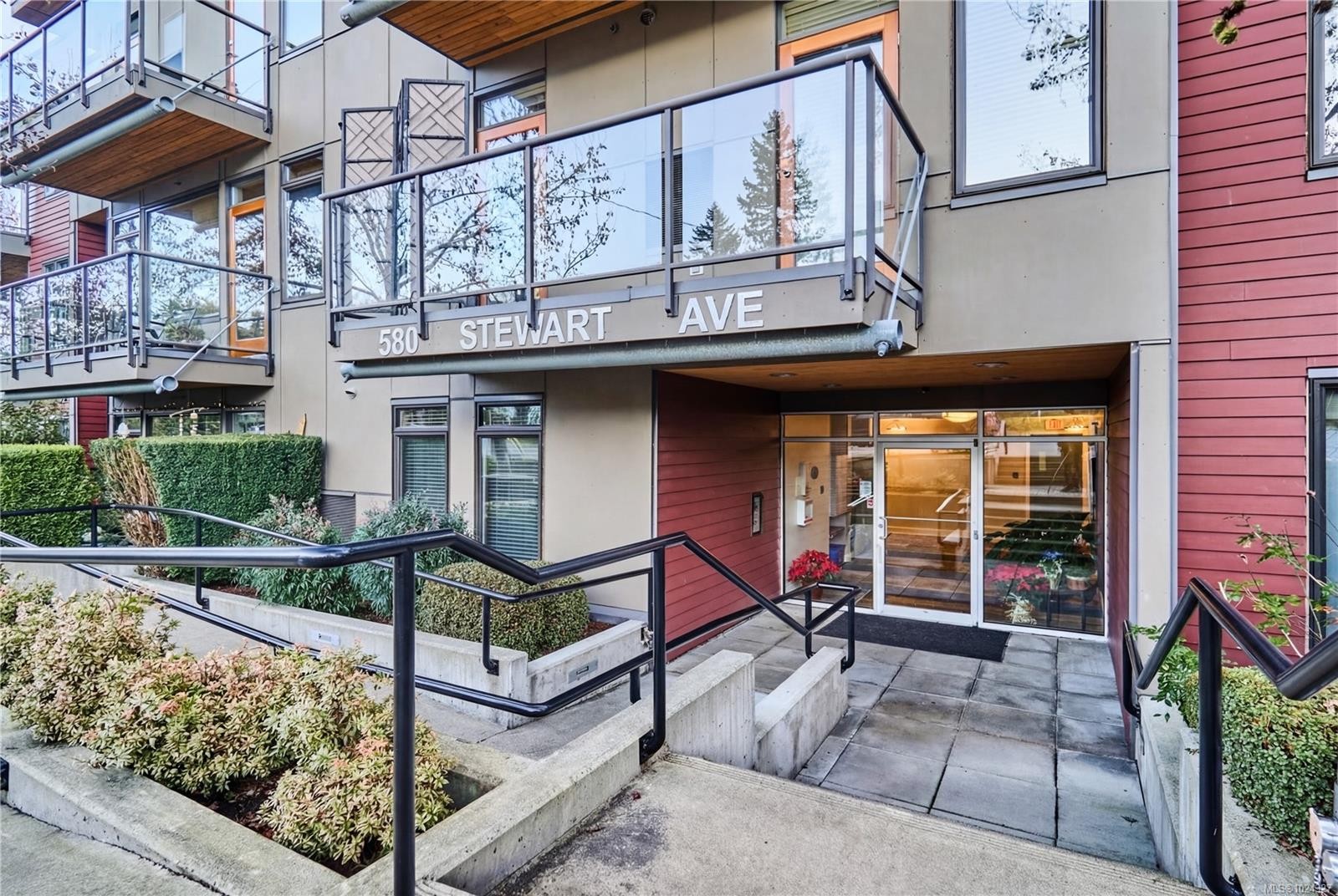 302-580 Stewart Ave, Nanaimo, BC - Outdoor With Exterior