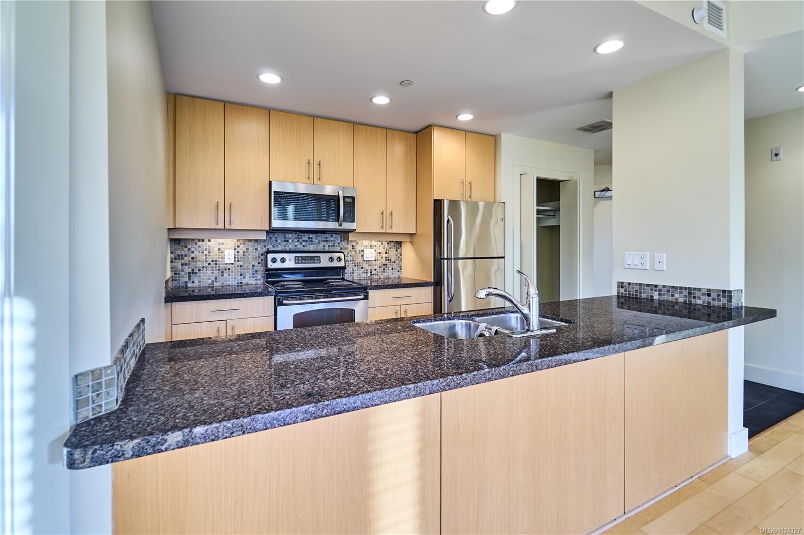 302-580 Stewart Ave, Nanaimo, BC - Indoor Photo Showing Kitchen With Stainless Steel Kitchen With Double Sink With Upgraded Kitchen