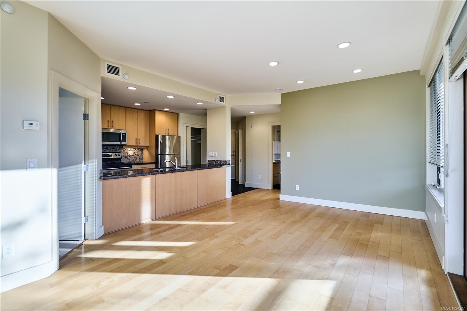 302-580 Stewart Ave, Nanaimo, BC - Indoor Photo Showing Kitchen