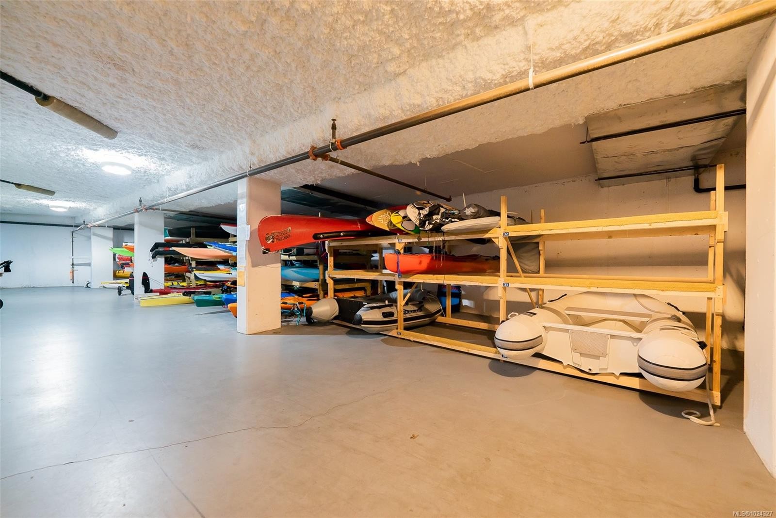 302-580 Stewart Ave, Nanaimo, BC - Indoor Photo Showing Garage