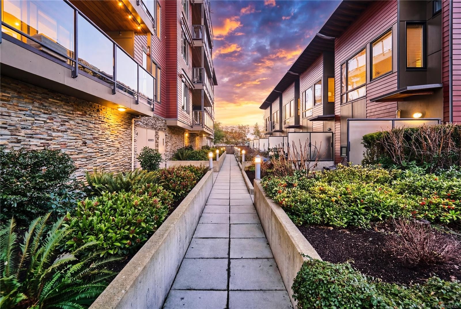 302-580 Stewart Ave, Nanaimo, BC - Outdoor