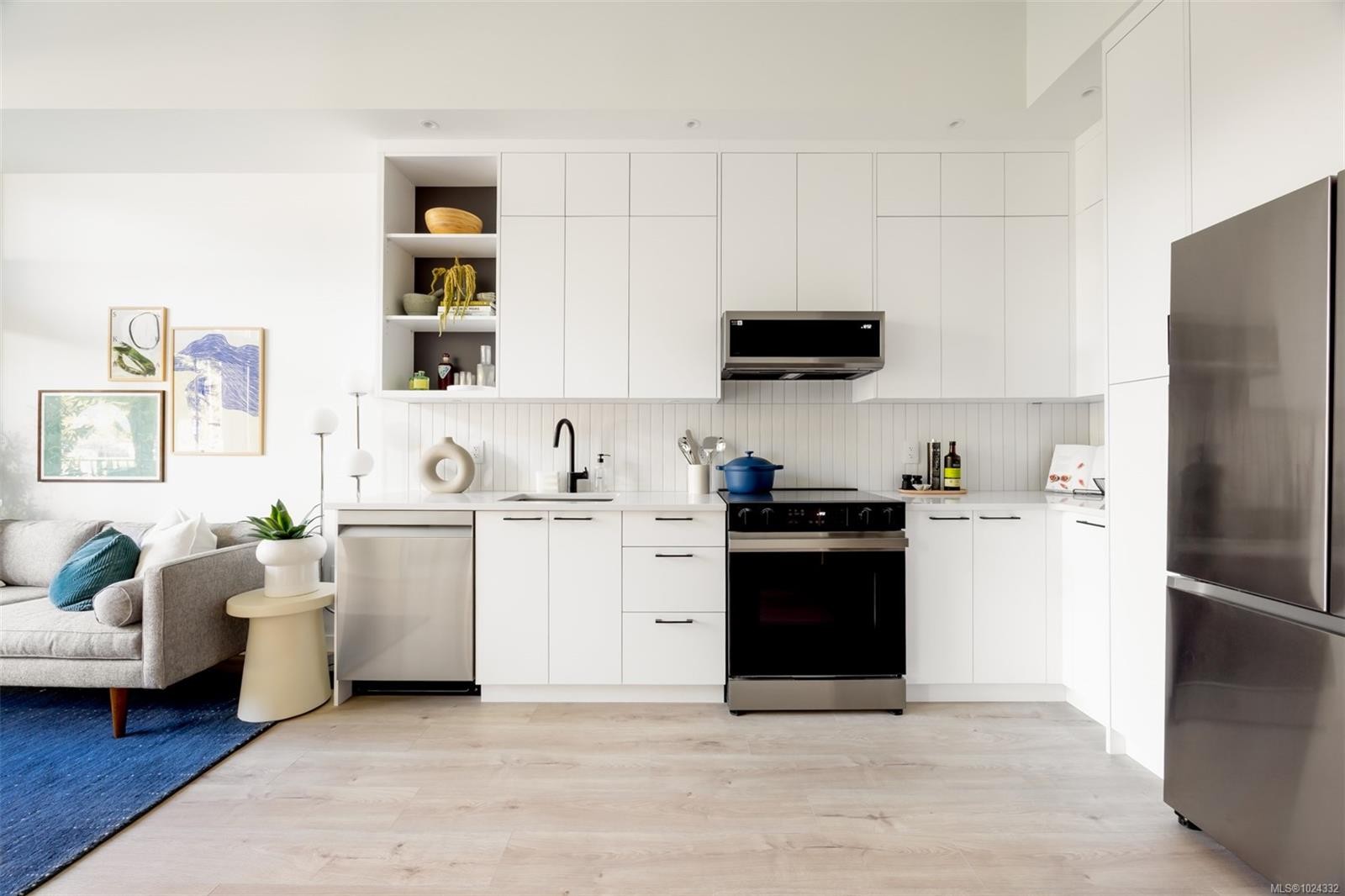 211-1075 Tillicum Rd, Esquimalt, BC - Indoor Photo Showing Kitchen