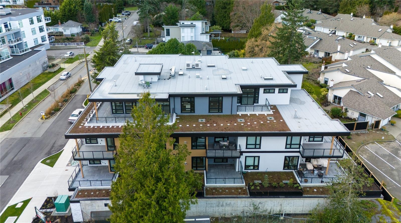 306-990 Doumac Ave, Saanich, BC - Outdoor