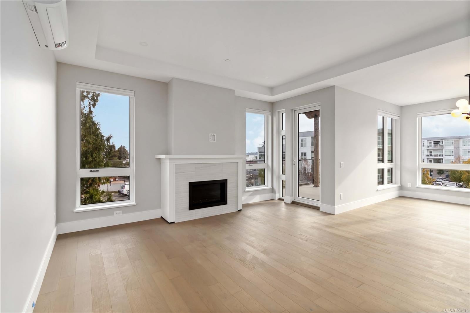 306-990 Doumac Ave, Saanich, BC - Indoor Photo Showing Living Room With Fireplace