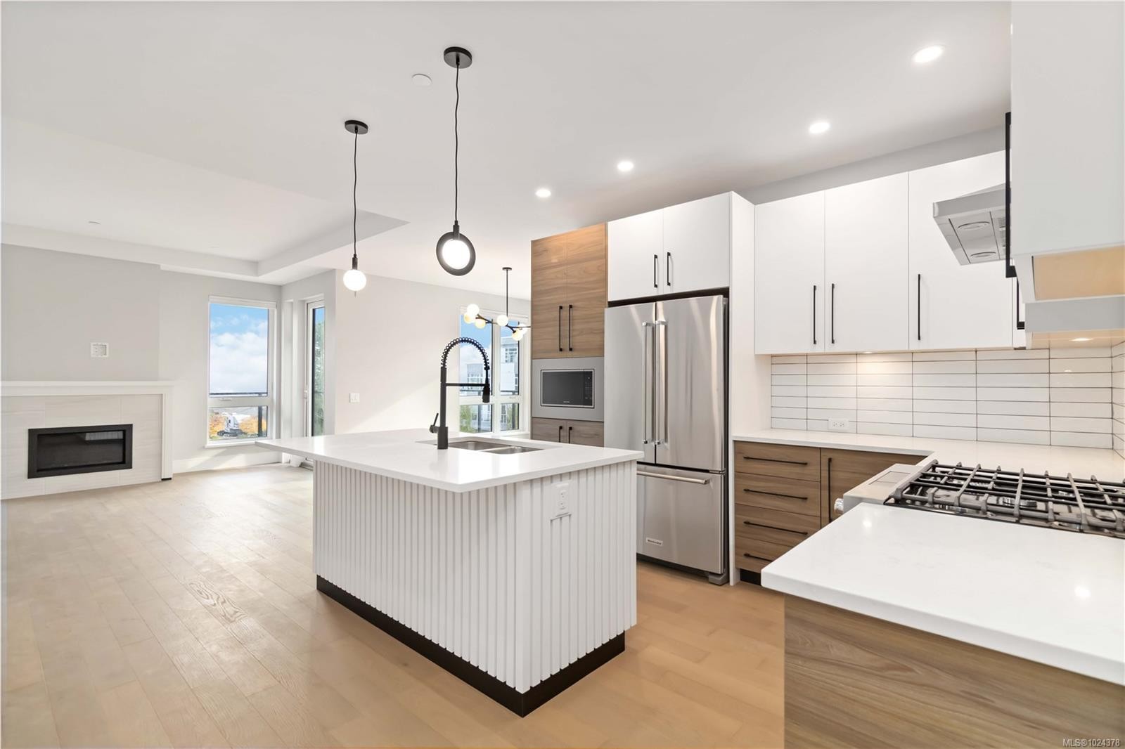 306-990 Doumac Ave, Saanich, BC - Indoor Photo Showing Kitchen With Upgraded Kitchen