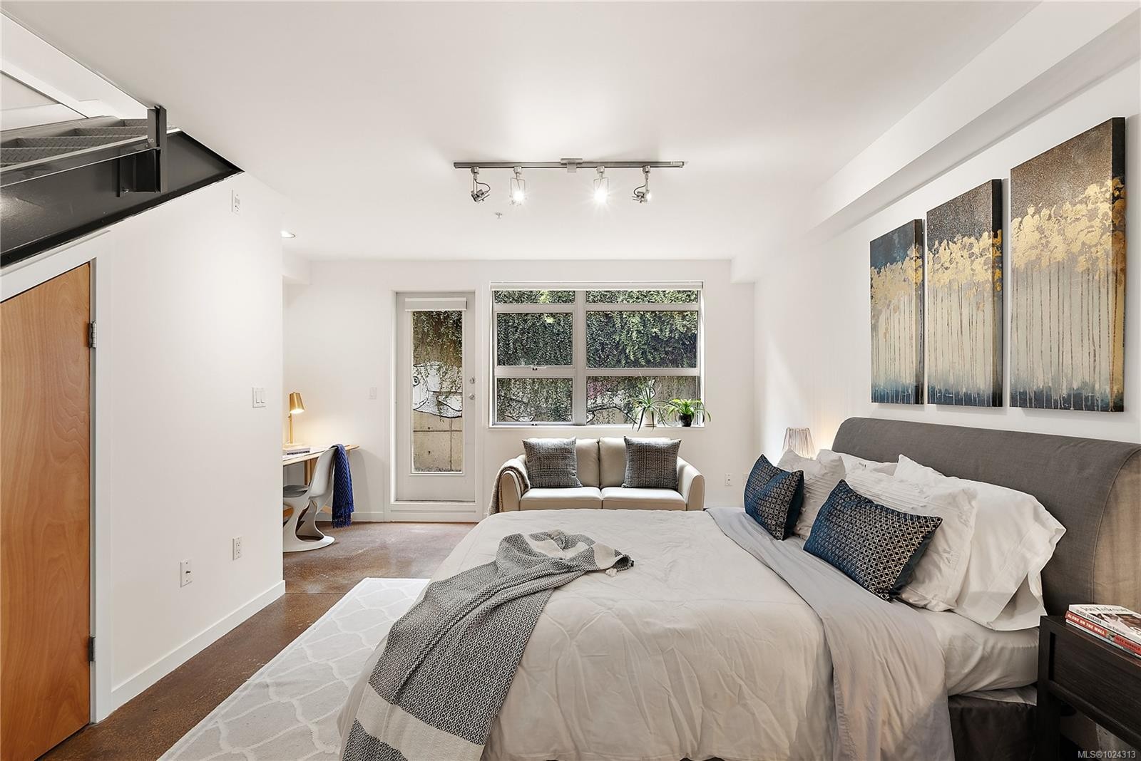 8-821 Tyee Rd, Victoria, BC - Indoor Photo Showing Bedroom