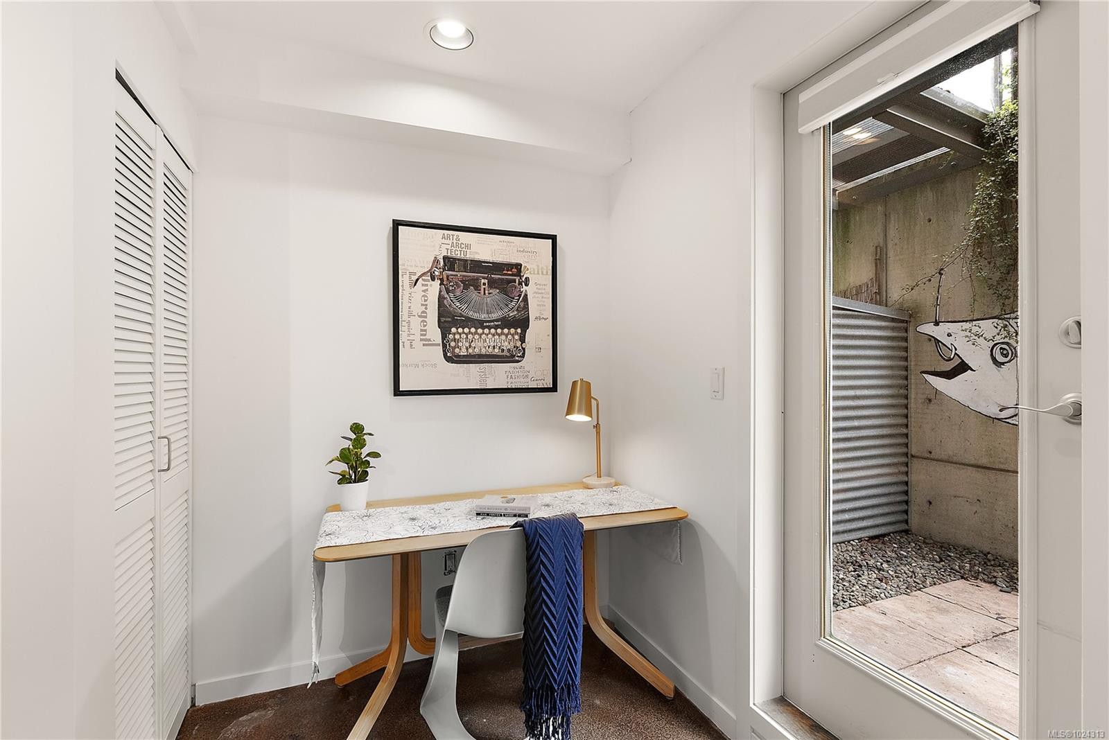 8-821 Tyee Rd, Victoria, BC - Indoor