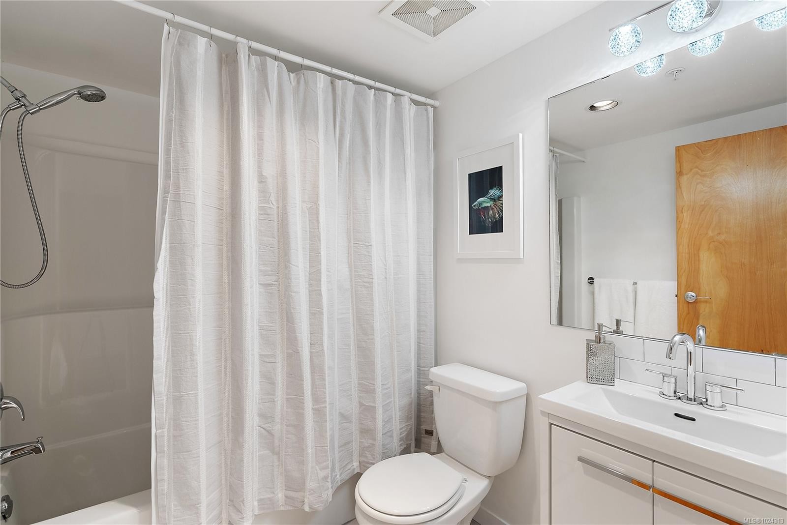 8-821 Tyee Rd, Victoria, BC - Indoor Photo Showing Bathroom