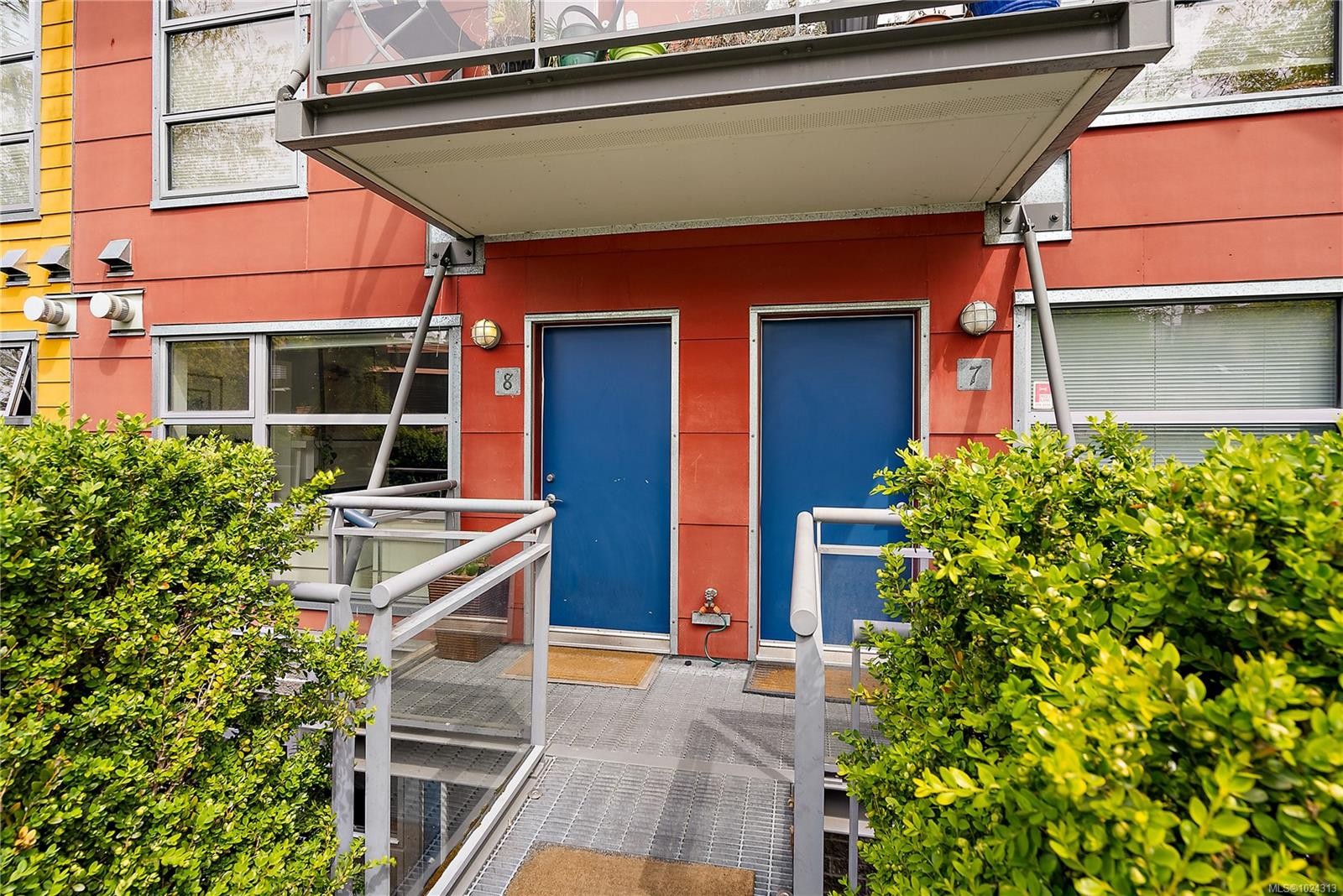 8-821 Tyee Rd, Victoria, BC - Outdoor