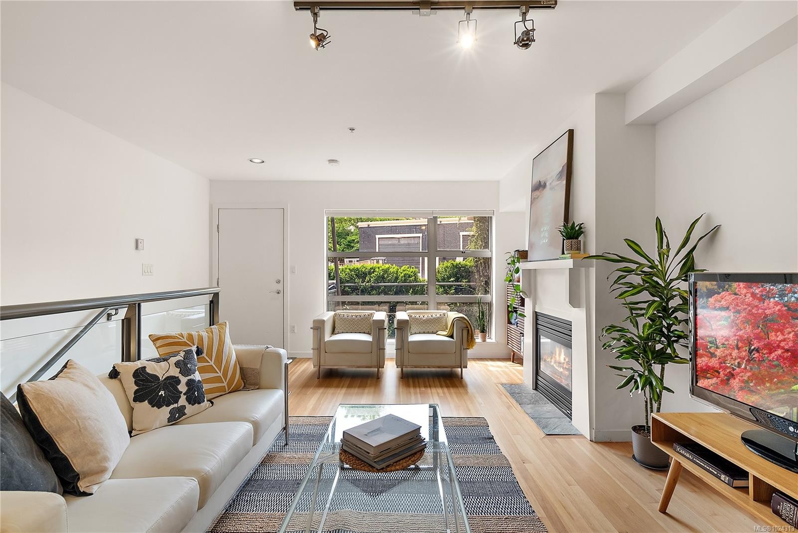 8-821 Tyee Rd, Victoria, BC - Indoor Photo Showing Living Room With Fireplace