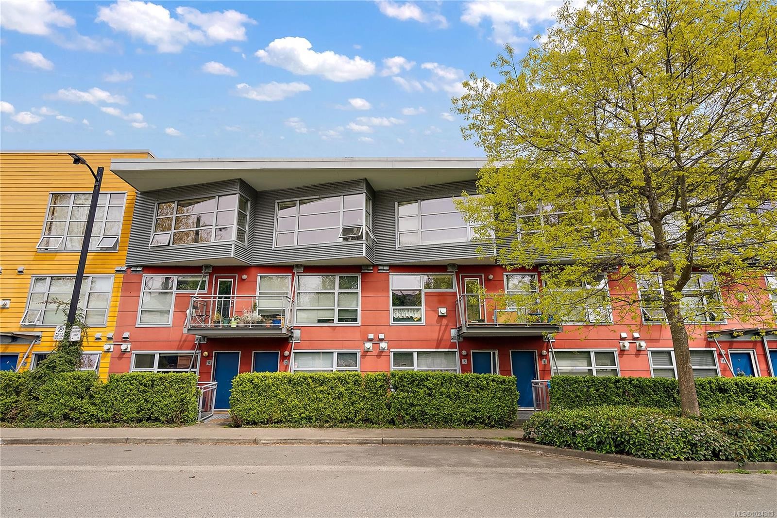8-821 Tyee Rd, Victoria, BC - Outdoor With Facade