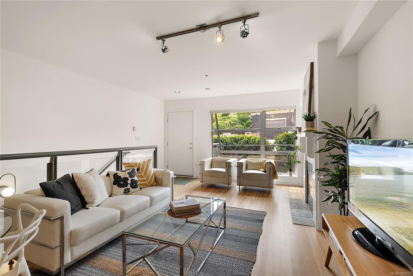 8-821 Tyee Rd, Victoria, BC - Indoor Photo Showing Living Room