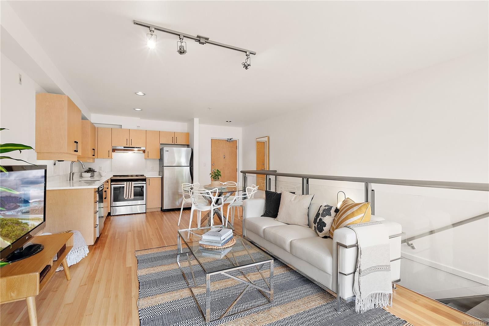 8-821 Tyee Rd, Victoria, BC - Indoor