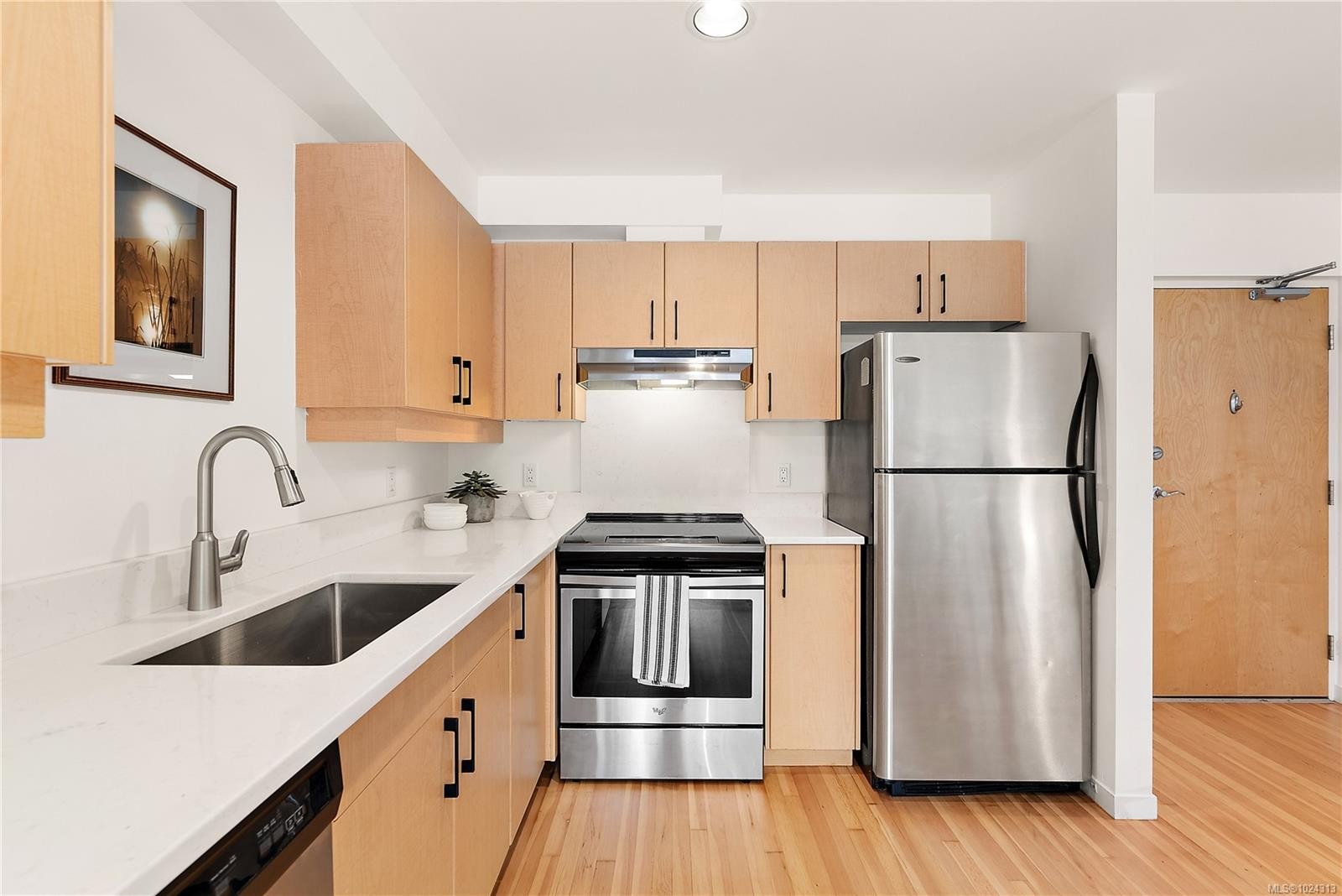 8-821 Tyee Rd, Victoria, BC - Indoor Photo Showing Kitchen With Upgraded Kitchen