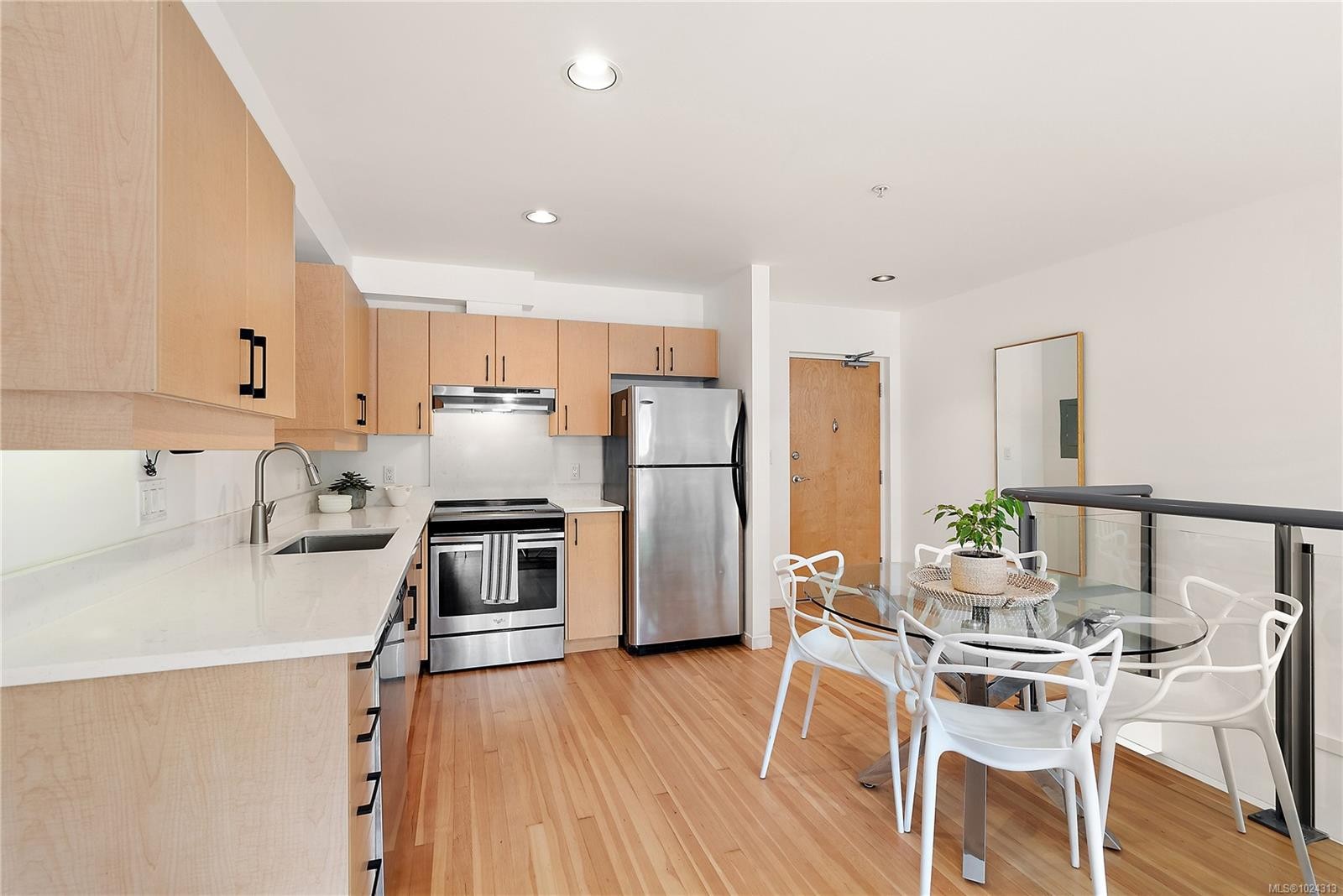8-821 Tyee Rd, Victoria, BC - Indoor Photo Showing Kitchen