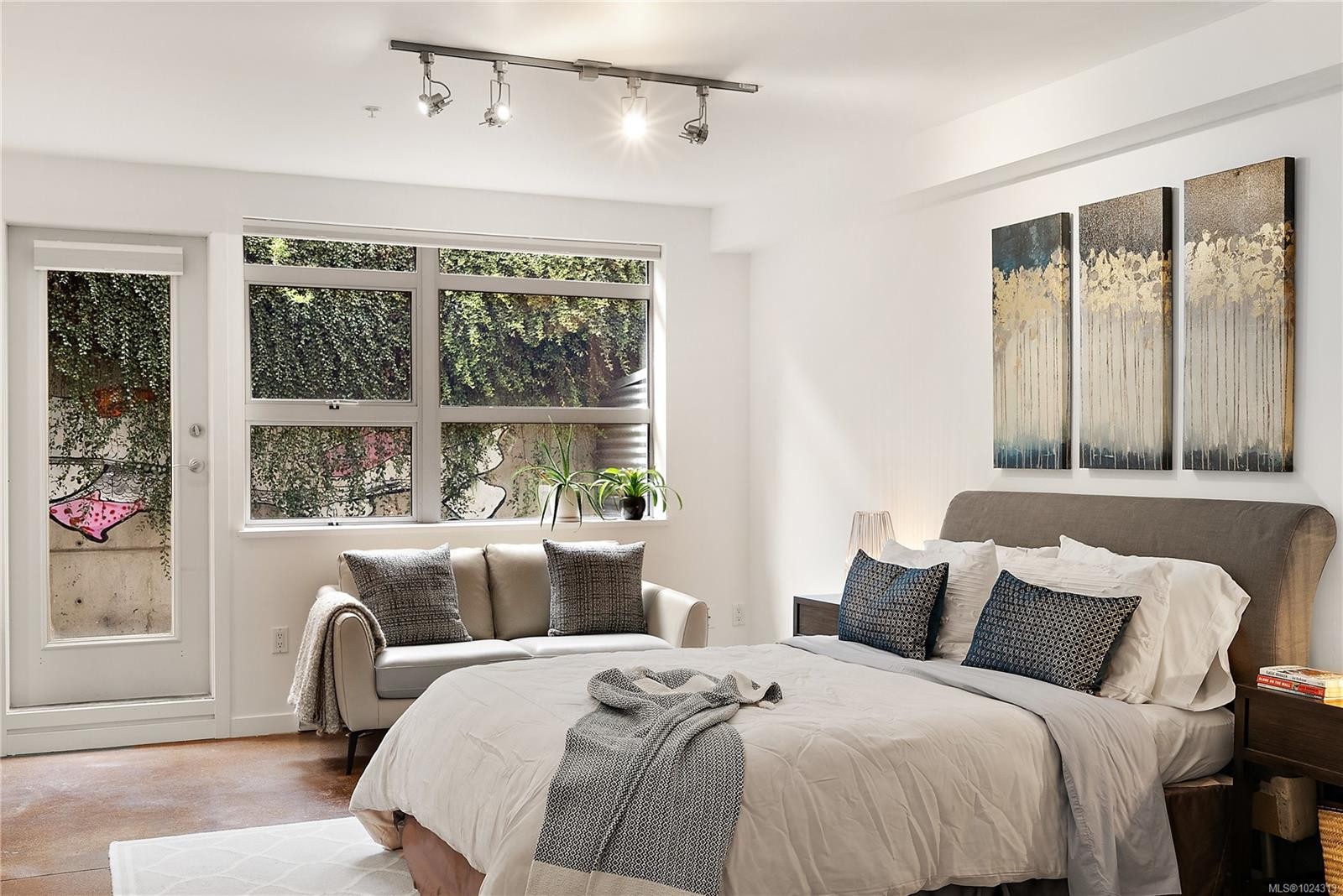 8-821 Tyee Rd, Victoria, BC - Indoor Photo Showing Bedroom
