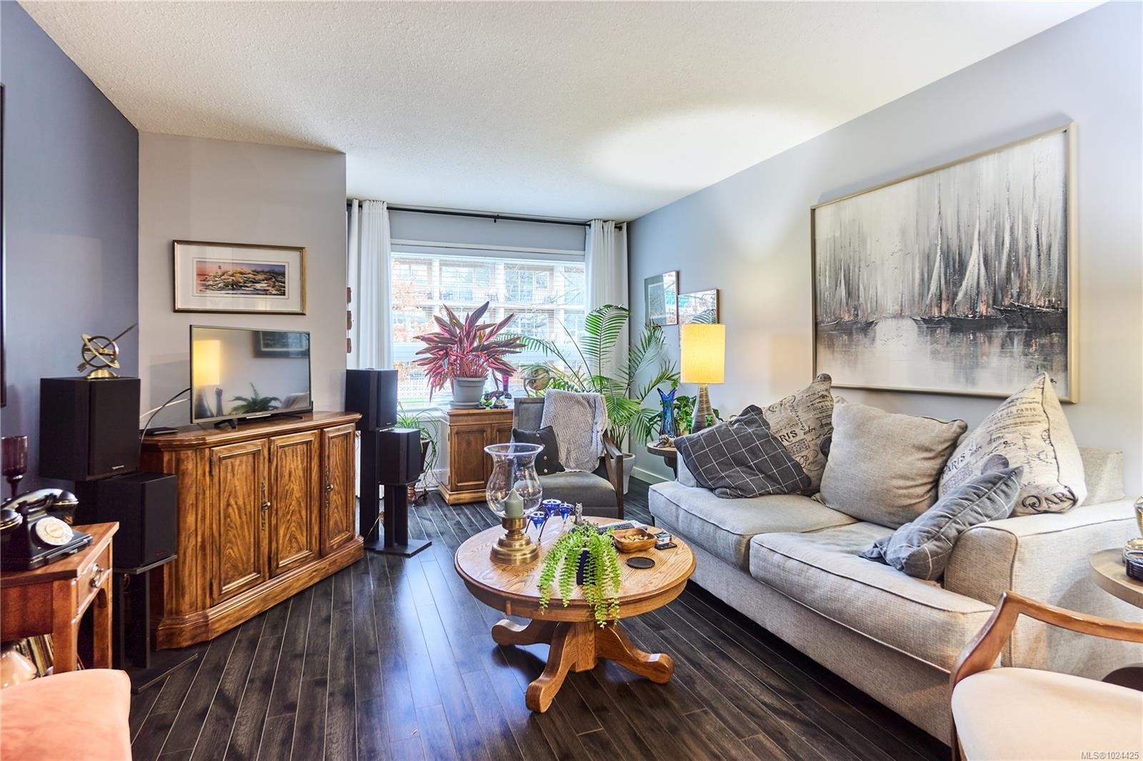 105-100 Dawes St, Nanaimo, BC - Indoor Photo Showing Living Room