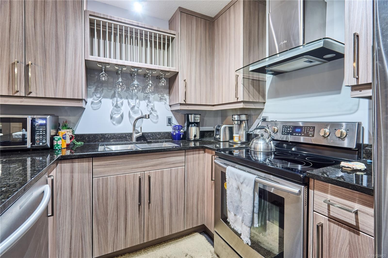 105-100 Dawes St, Nanaimo, BC - Indoor Photo Showing Kitchen With Double Sink
