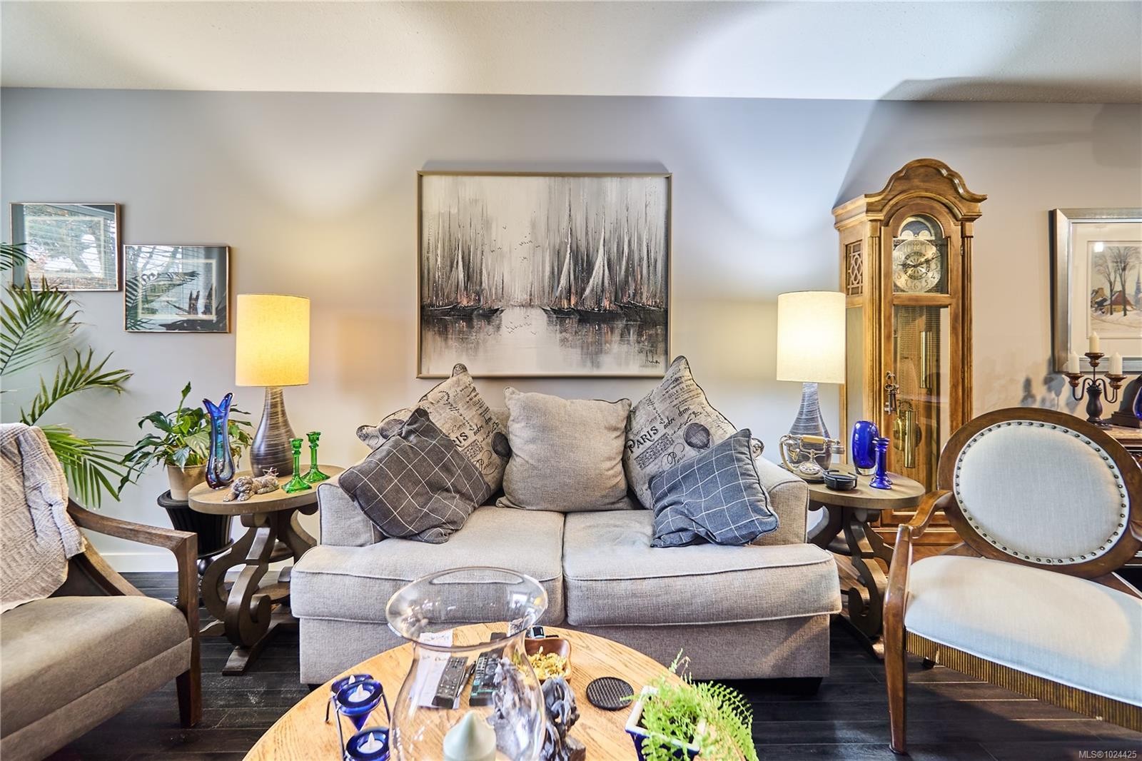 105-100 Dawes St, Nanaimo, BC - Indoor Photo Showing Living Room