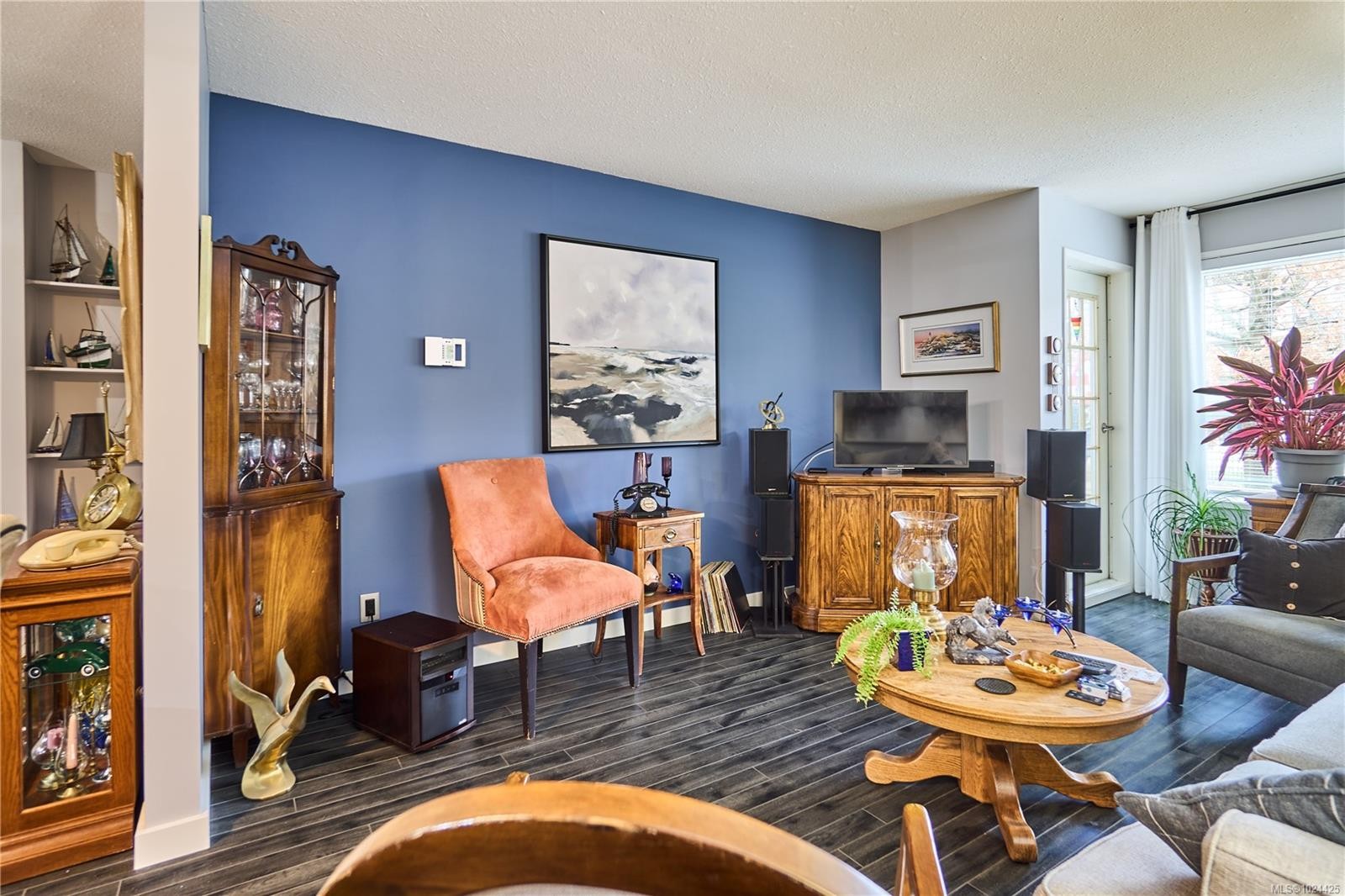 105-100 Dawes St, Nanaimo, BC - Indoor Photo Showing Living Room