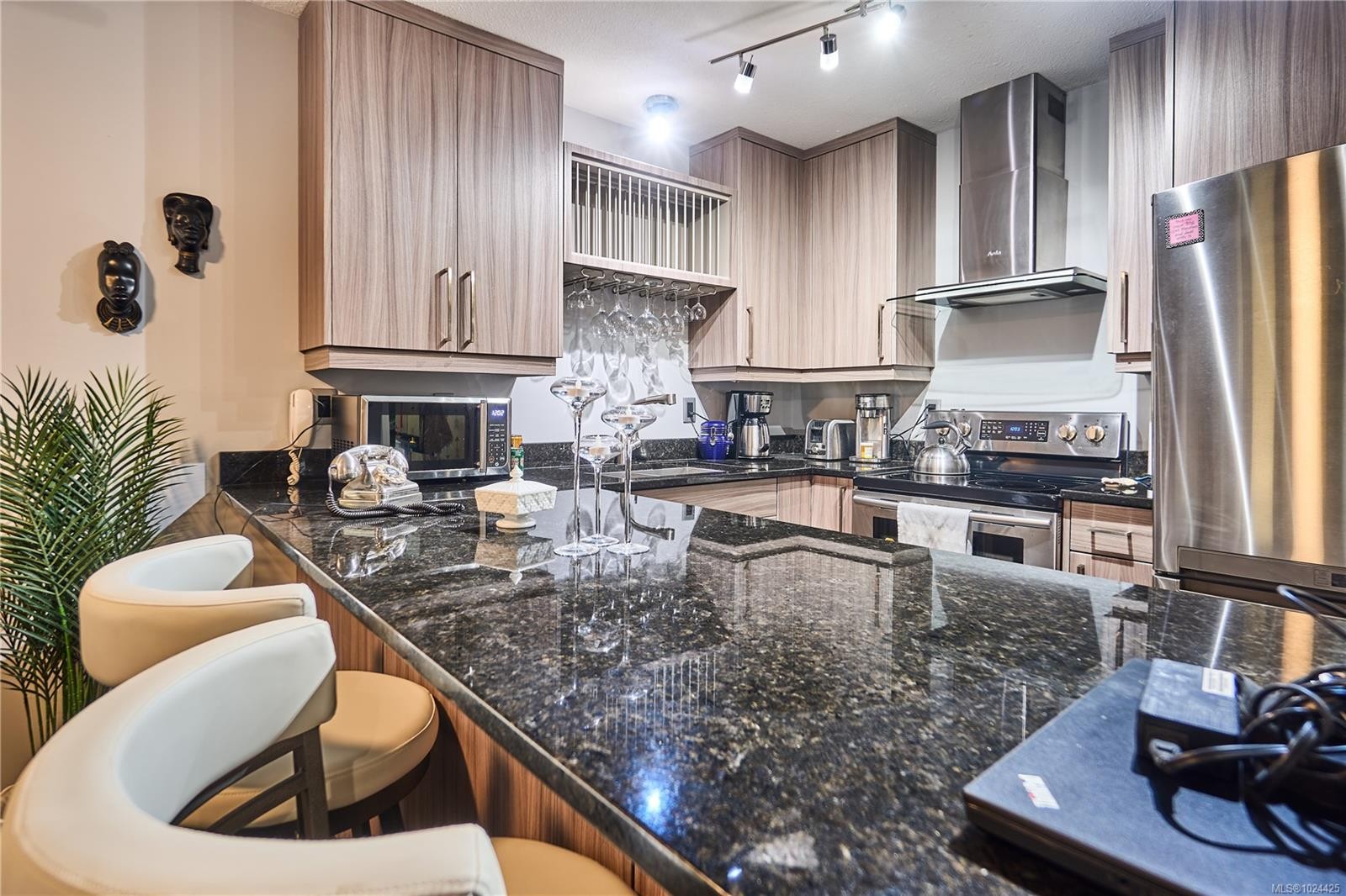 105-100 Dawes St, Nanaimo, BC - Indoor Photo Showing Kitchen